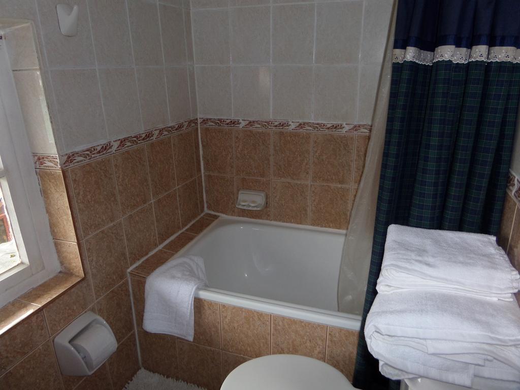 Hostal y Cabañas Villa Germana Puerto Varas Habitación foto